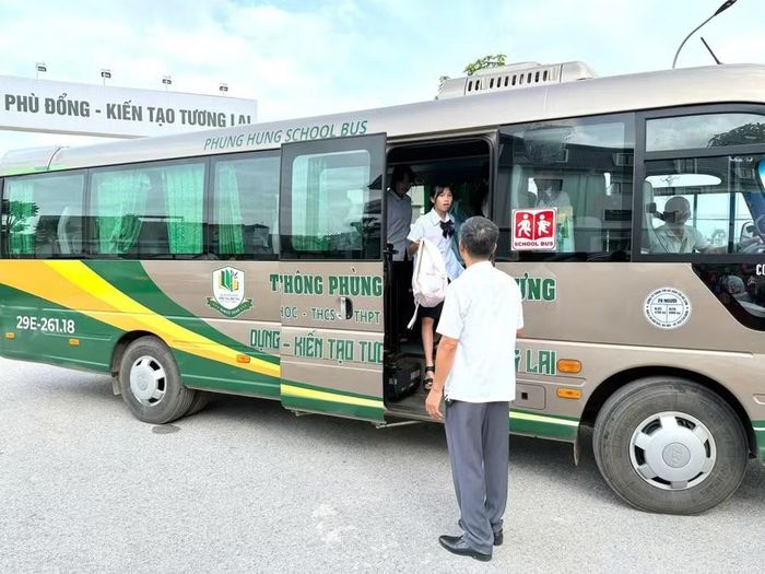 Các em di chuyển từ nhà bằng xe đưa đón của trường.