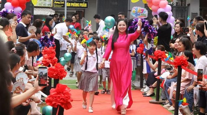 Cô - trò Trường Tiểu học Vĩnh Tuy (Vĩnh Hưng, Hà Nội).