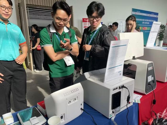 Gian hàng trưng bày tại một hội nghị khoa học diễn ra ở Trường Đại học Văn Lang (TPHCM). Ảnh: Hà An.