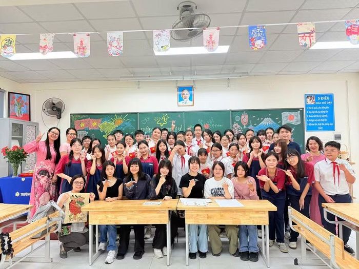 Học sinh Nhật Bản giao lưu trải nghiệm tại lớp học Trường THCS Thành Công.
