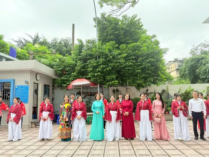 Đoàn học sinh, giáo viên Nhật Bản tham quan các không gian học tập của Trường THCS Thành Công.