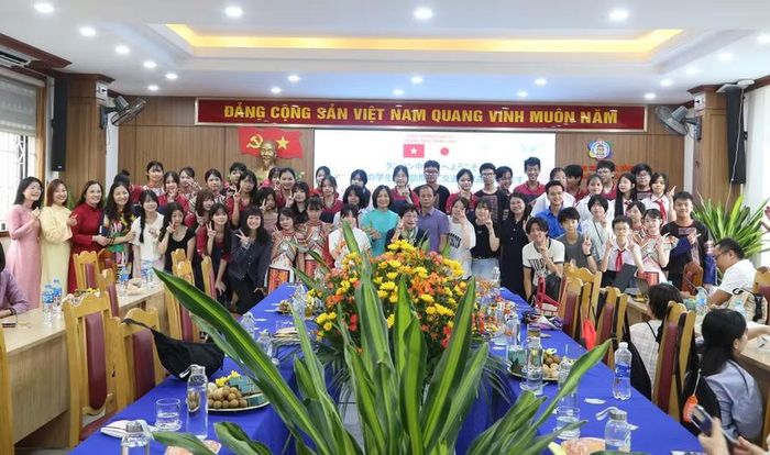 Học sinh, giáo viên Nhật Bản cùng tập thể Trường THCS Thành Công và đại biểu chụp ảnh lưu niệm.