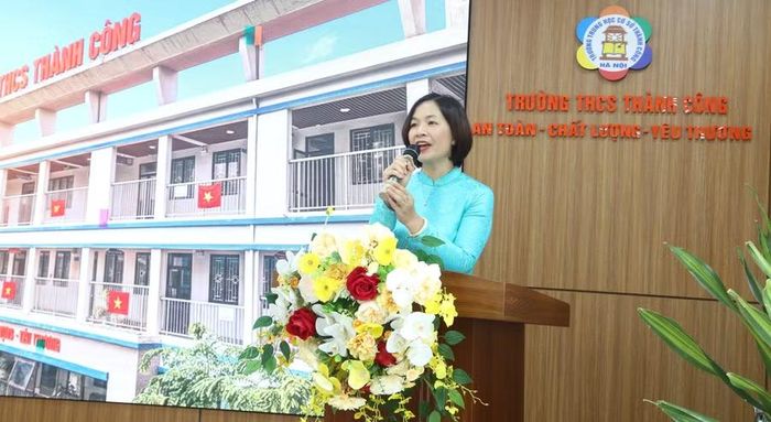TS. Nguyễn Ngọc Anh - Hiệu trưởng Trường THCS Thành Công phát biểu.