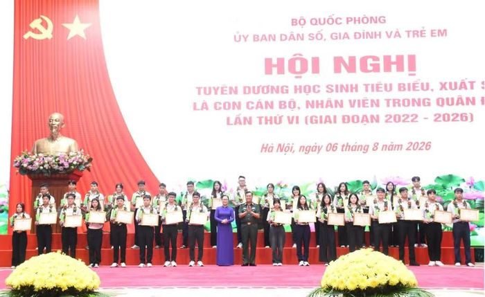 Thứ trưởng Bộ GD&amp;ĐT Nguyễn Thị Quyên Thanh cùng ban tổ chức trao thưởng cho các em học sinh xuất sắc.