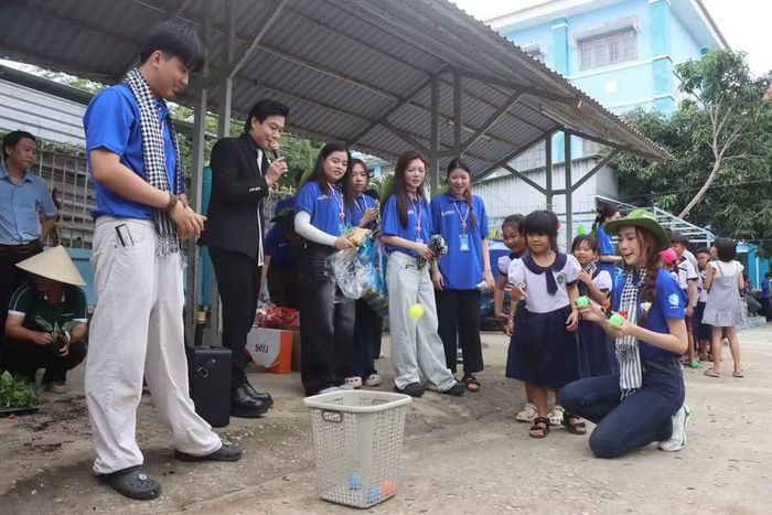 Bảo Ngọc (ngoài cùng bên phải) tham gia trò chơi cùng các em học sinh.