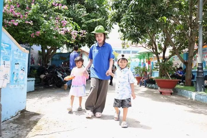 Tình nguyện viên là du học sinh trở về quê hương.