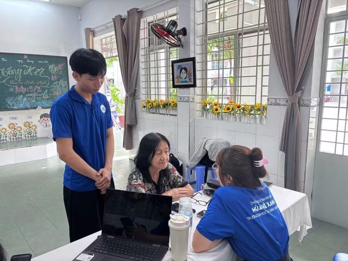 Chiến sĩ Trường Đại học Tài chính - Marketing đồng hành cùng người dân tiếp cận các tiện ích số. Ảnh: NVCC.