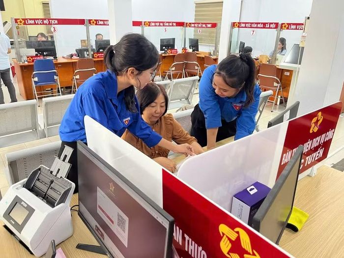 Thanh niên tình nguyện đồng hành cùng người dân thực hiện thủ tục hành chính.
