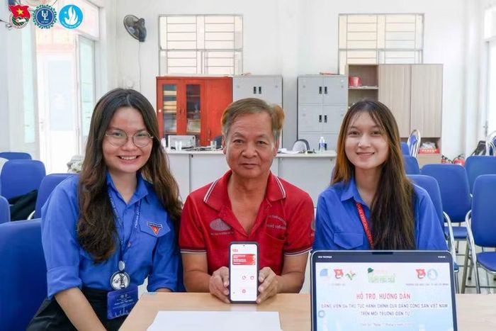 Chiến sĩ Mùa hè số của Trường Đại học Luật TPHCM hướng dẫn người dân thực hiện thủ tục hành chính của Đảng Cộng sản Việt Nam.
