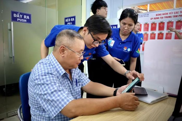 Chiến sĩ áo xanh hỗ trợ người dân làm các thủ tục trực tuyến. Ảnh: NVCC.