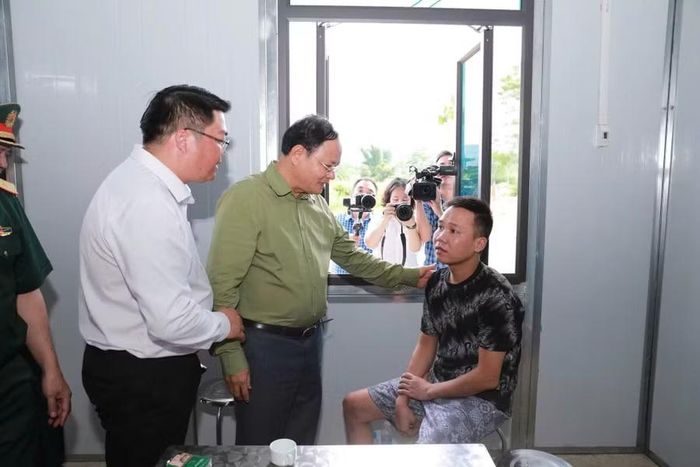 Ông Lê Minh Ngân thăm hỏi động viên các gia đình được bàn giao nhà ở tái định cư. Ảnh: Xã Mường Than.