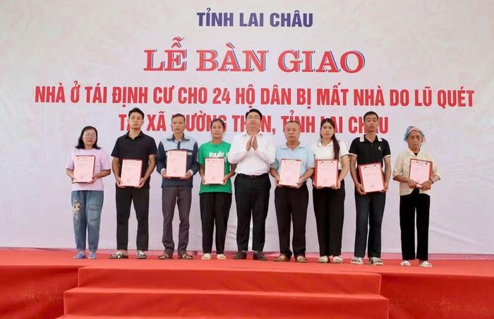 Trao giấy chứng nhận quyền sử dụng đất cho các hộ dân tái định cư. Ảnh: Xã Mường Than.