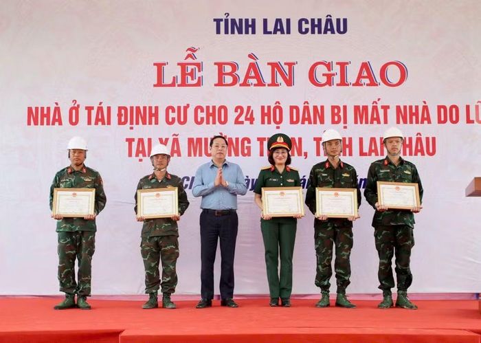 Ông Hà Quang Trung, Chủ tịch UBND tỉnh Lai Châu (thứ 3 từ trái sang) trao Bằng khen cho 1 tập thể, 4 cá nhân của Học viện Hậu cần tham gia hỗ trợ thi công nhà cho người dân vùng lũ Mường Than. Ảnh: Xã Mường Than.