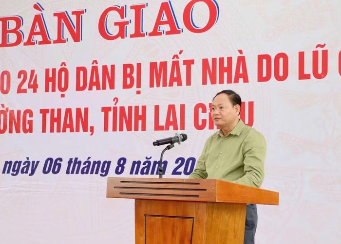 Ông Lê Minh Ngân, Bí thư Tỉnh ủy Lai Châu phát biểu tại lễ bàn giao nhà tái định cư cho người dân xã Mường Than. Ảnh: Xã Mường Than.