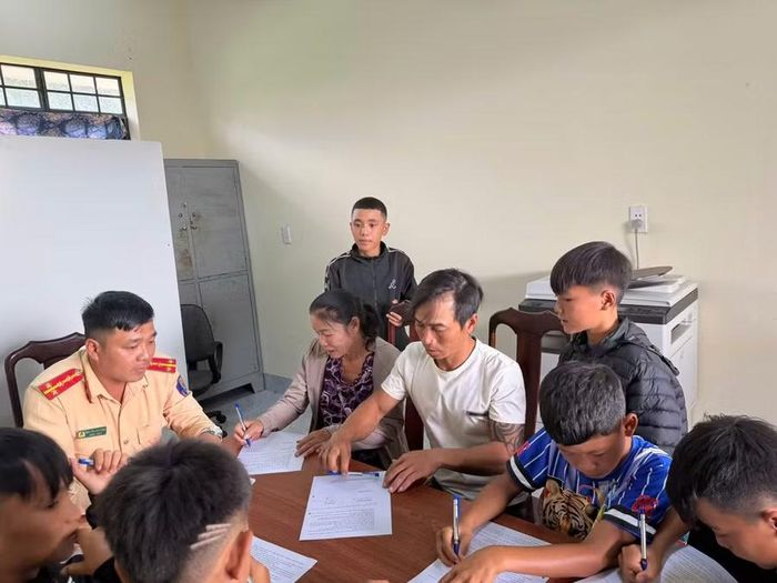 Phụ huynh và học sinh tự nguyện ký cam kết sau khi được tuyên truyền. (Ảnh: TT)
