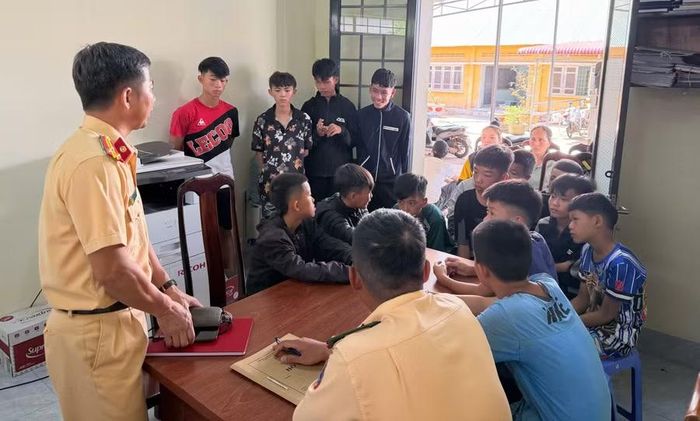 Đại diện Đội CSGT đường bộ số 1 phân tích những tác hại của việc tự ý "độ chế" xe đạp điện cho học sinh và phụ huynh. (Ảnh: TT)