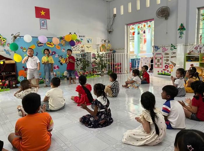 Trẻ em Trường Mầm non Hoa Hồng (xã Ngũ Lạc, tỉnh Vĩnh Long).