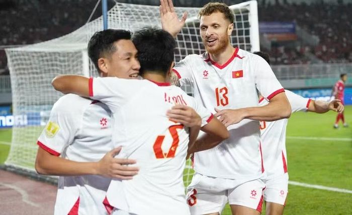 Chiến thắng 3-0 trước Indonesia giúp tuyển Việt Nam củng cố vị trí dẫn đầu bảng và chỉ cần có thêm một điểm trước Campuchia là đoàn quân áo đỏ có vé vào bán kết ASEAN Cup 2026. Ảnh: Internet.