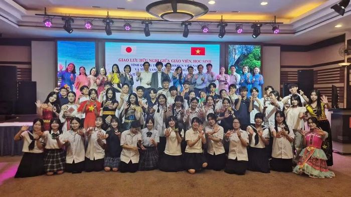 Cán bộ, giáo viên và học sinh 2 tỉnh chụp ảnh lưu niệm.