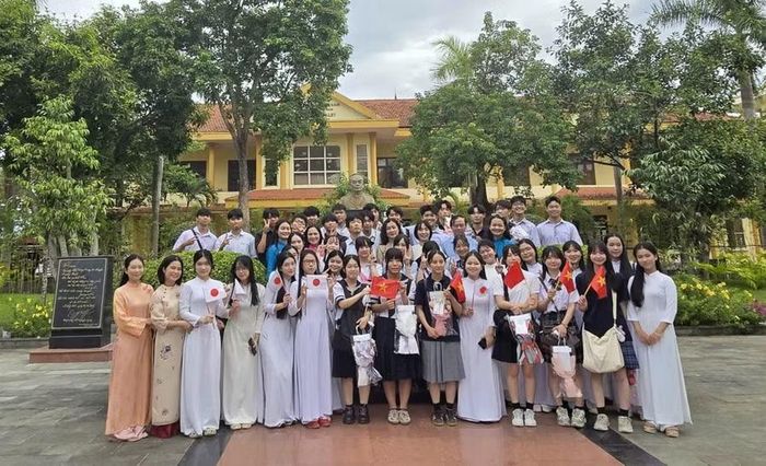 Chụp ảnh bên tượng của Đại tướng Võ Nguyên Giáp tại khuôn viên trường.