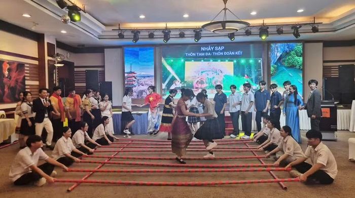 Hoạt động giao lưu văn hóa giữa học sinh của 2 tỉnh.