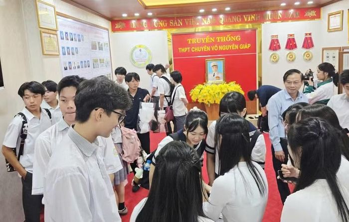 Đoàn tham quan phòng truyền thống nhà trường.