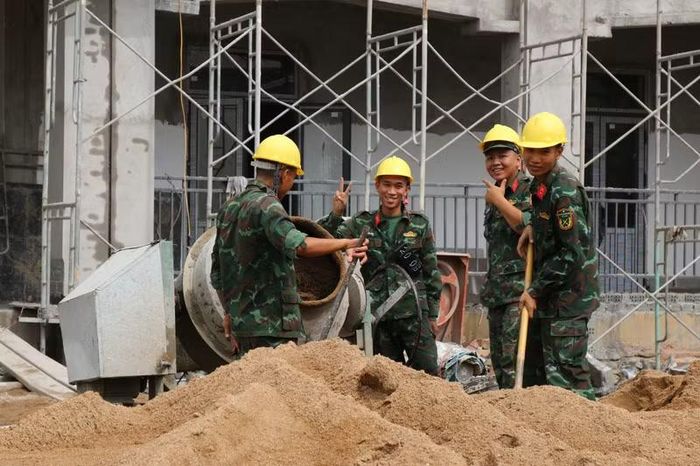 Dù công việc nặng nhọc, nụ cười vẫn luôn nở trên môi các chiến sĩ. (Ảnh: Thế Hùng)