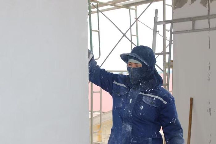 Những vệt sơn trên áo không chỉ ghi dấu nhọc nhằn công trường, mà còn là thành quả lao động nuôi sống gia đình, vun đắp tương lai con trẻ. (Ảnh: Thế Hùng)