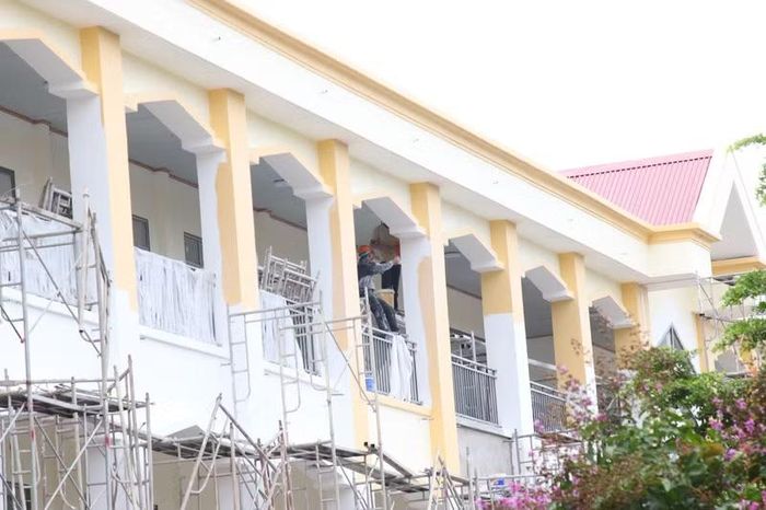 Mỗi người một phần việc, cùng chung nhịp lao động dựng xây mái trường cho học sinh.
