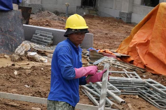 Người thợ cẩn thận làm sạch đồ nghề trước khi bước vào ca làm việc mới. (Ảnh: Thế Hùng)