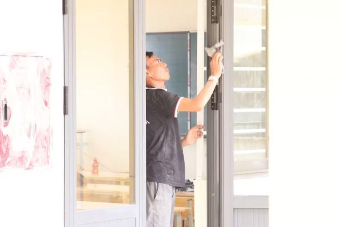 Những người thợ còn chăm chút từng góc nhỏ. (Ảnh: Thế Hùng)