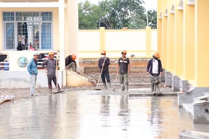 Tất cả chung mục tiêu vì những ngôi trường khang trang cho học sinh vùng biên. (Ảnh: Thế Hùng)