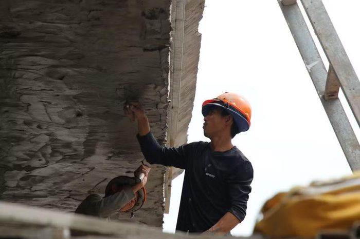 Những vệt bay trên công trường như những nét vẽ, bồi đắp nên ngôi trường của tương lai. (Ảnh: Thế Hùng)