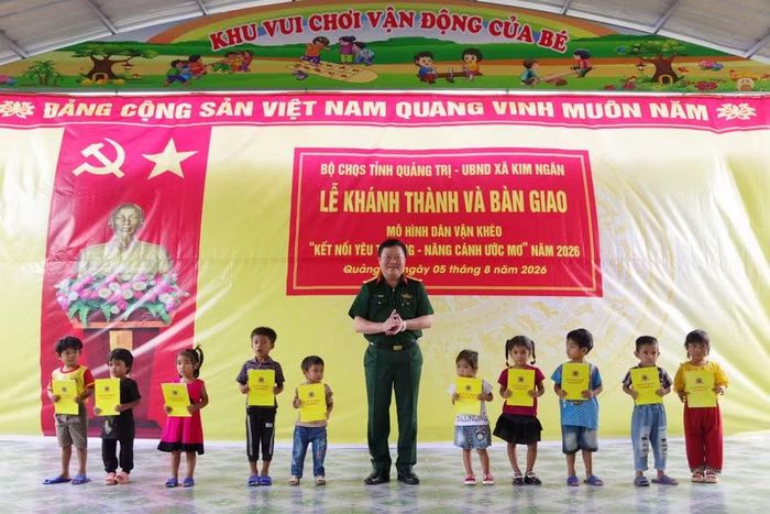 Đại tá Trương Như Ý - Phó Chính ủy Bộ CHQS tỉnh trao quà cho các học sinh có hoàn cảnh khó khăn.