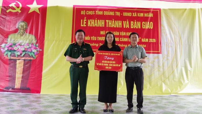 Đại tá Trương Như Ý - Phó Chính ủy Bộ CHQS tỉnh và lãnh đạo xã Kim Ngân bàn giao mô hình tặng nhà trường.