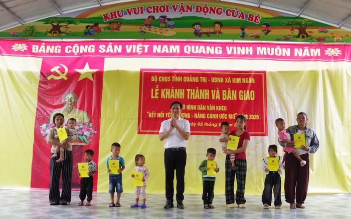 Ông Đỗ Trung Quân - Phó Bí thư thường trực xã Kim Ngân tặng quà cho học sinh.