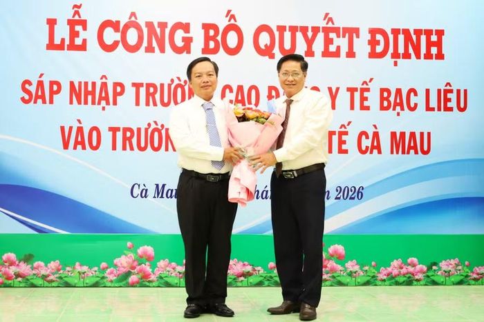 Ông Huỳnh Ngọc Linh, nguyên Hiệu trưởng Trường Cao đẳng Y tế Cà Mau (trước sáp nhập) nhận hoa chúc mừng.