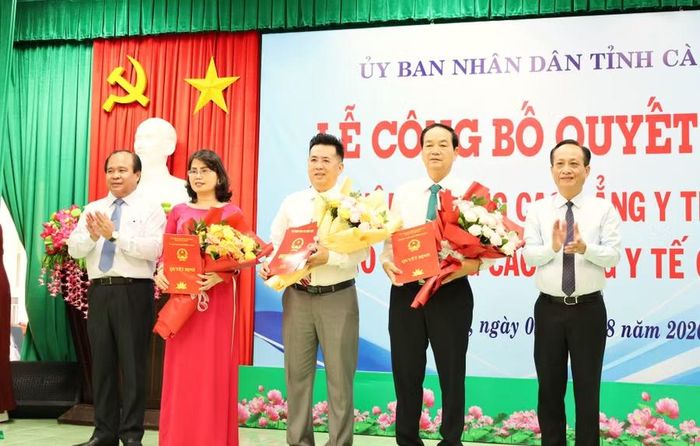 Ban Giám hiệu Trường Cao đẳng Y tế Cà Mau nhận quyết định.