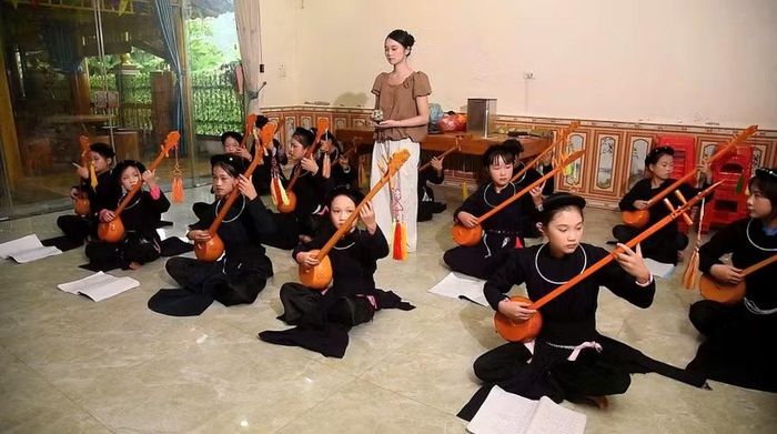 Lớp học hát then đàn tính thu hút nhiều học sinh tham gia.