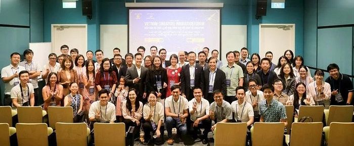 Có quan điểm cho rằng chúng ta không nên nhìn AI và nguồn nhân lực trẻ như hai yếu tố đối lập, mà điều quan trọng là làm thế nào để người lao động khai thác AI hiệu quả nhất. Dưới góc nhìn của Đại sứ, Việt Nam cần chuẩn bị những điều kiện gì để vừa tận dụng sức mạnh của AI, vừa phát huy lợi thế của lực lượng lao động trẻ?