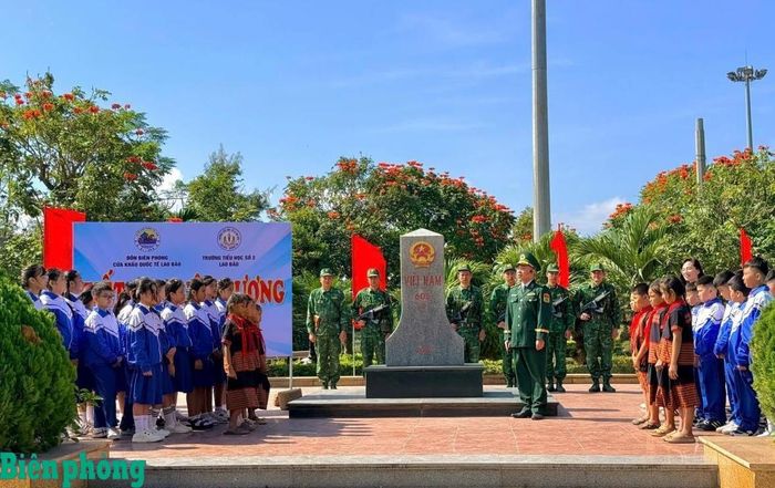 Đồn Biên phòng cửa khẩu quốc tế Lao Bảo, Bộ đội Biên phòng tỉnh Quảng Trị phối hợp với Trường Tiểu học số 2 Lao Bảo, xã Lao Bảo, tỉnh Quảng Trị tổ chức Chương trình “Tiết học biên cương” cho học sinh trên địa bàn. Ảnh: Thành Phú