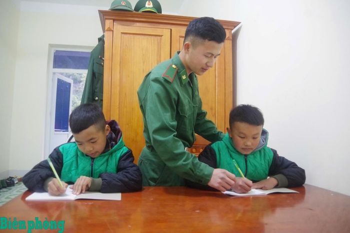Chiến sĩ Đồn Biên phòng Sơn Vĩ, Bộ đội Biên phòng tỉnh Tuyên Quang chăm lo cho “Con nuôi đồn Biên phòng” của đơn vị. Ảnh: Quang Lập