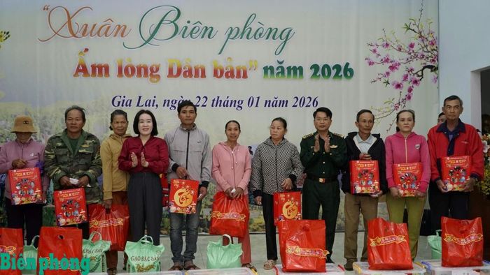 Lãnh đạo Bộ đội Biên phòng tỉnh Gia Lai và các đơn vị tặng quà cho các hộ gia đình có hoàn cảnh khó khăn trên địa bàn biên giới biển của tỉnh Gia Lai trong Chương trình “Xuân Biên phòng ấm lòng dân bản” năm 2026. Ảnh: Công Cường