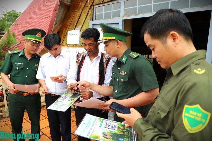 Cán bộ Đồn Biên phòng Tuy Đức, Bộ đội Biên phòng tỉnh Lâm Đồng hướng dẫn người dân quét mã QR truy cập “Hòm thư điện tử ẩn danh” để gửi thông tin tố giác tội phạm. Ảnh: CTV