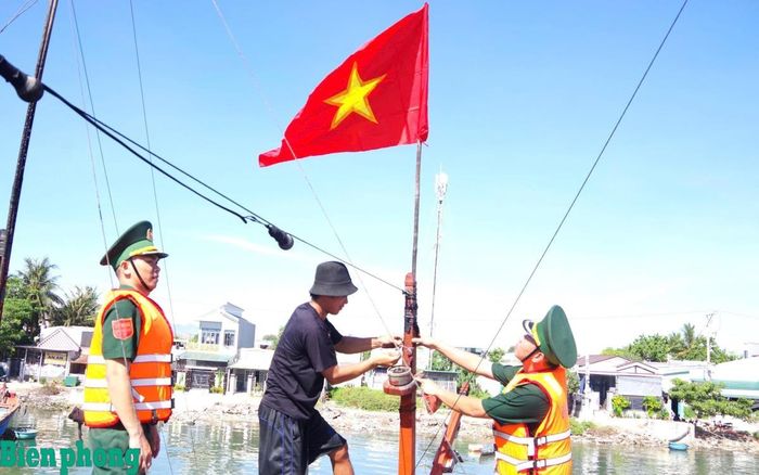 Những lá cờ Tổ quốc tung bay trên các tàu cá đã tiếp thêm niềm tin để ngư dân Khánh Hòa vươn khơi, bám biển, phát triển sinh kế gắn với bảo vệ chủ quyền biển, đảo. Ảnh: Văn Tân