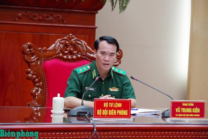Trung tướng Vũ Trung Kiên, Ủy viên Ban Chấp hành Trung ương Đảng, Ủy viên Quân ủy Trung ương, Tư lệnh Bộ đội Biên phòng phát biểu chỉ đạo tại hội nghị. Ảnh: Thủy Nguyên