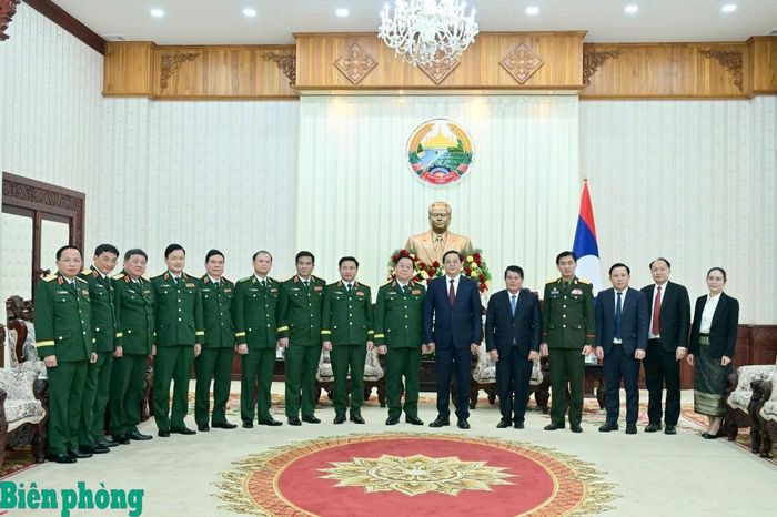 Thủ tướng Chính phủ Lào Sonexay Siphandone và Đại tướng Nguyễn Trọng Nghĩa cùng các đại biểu. Ảnh: CTV
