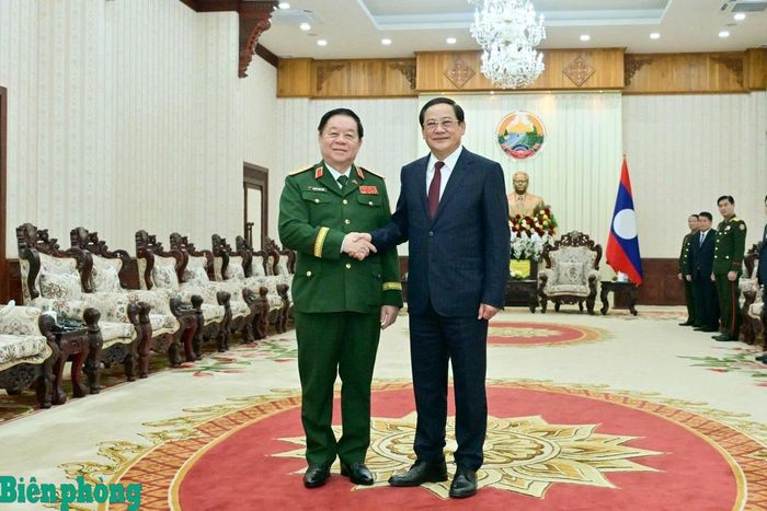 Thủ tướng Chính phủ Lào Sonexay Siphandone và Đại tướng Nguyễn Trọng Nghĩa tại buổi tiếp. Ảnh: CTV