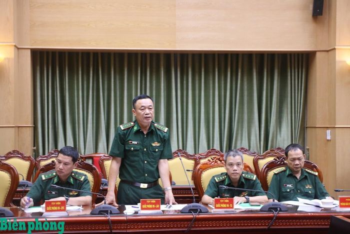 Đồng chí đại diện Phó Tùy viên Quốc phòng, phụ trách lĩnh vực Biên phòng phát biểu ý kiến tại hội nghị. Ảnh: TK