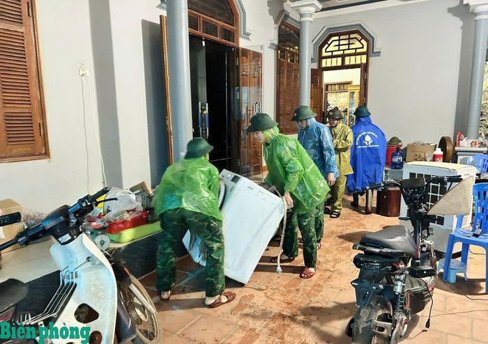 Cán bộ, chiến sĩ Đồn Biên phòng Chiềng Sơn giúp người dân di chuyển tài sản ra khỏi khu vực bị ảnh hưởng do sạt lở đất. Ảnh: Đơn vị cung cấp